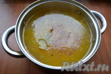В суп добавить лавровый лист, специи, измельченный чеснок и мелкие макароны.