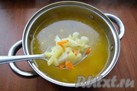 Когда картошка будет почти готова, выложить в кастрюлю обжаренные лук с морковью, перемешать.