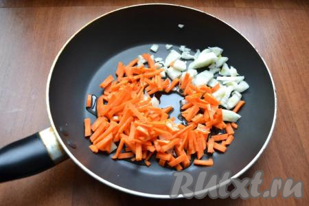 1 луковицу нарезать кусочками, морковь - соломкой, выложить нарезанные овощи в сковороду с растительным маслом.