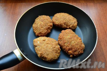 Жарить куриные котлеты с грибами на разогретом растительном масле на среднем огне до румяности с двух сторон.
