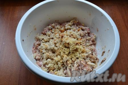 Фарш хорошенько перемешать и добавить предварительно замоченный в кипяченой холодной воде и отжатый хлеб, всыпать сушеный чеснок.