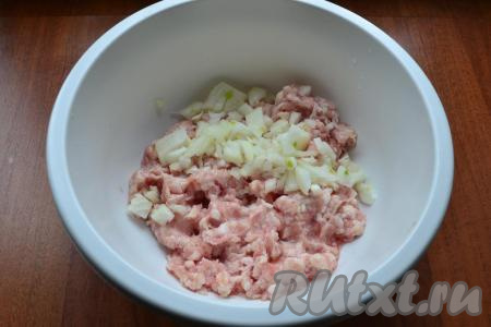 В фарш добавить мелко нарезанный очищенный репчатый лук.