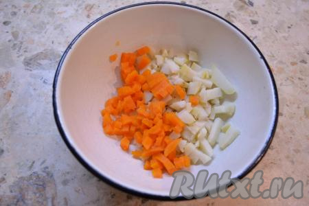 Морковь и картофель очистить, нарезать кубиками.