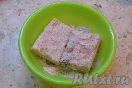 Сало, для удобства соления, разрезать на 2 части и хорошо натереть каждый кусок сала солью со специями. Поместить сало в ту же миску, на дне которой должна остаться смесь соли и специй.