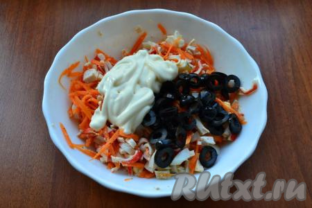 Маслины, нарезанные колечками, и майонез добавить в салат с корейской морковкой, яйцами и крабовыми палочками.