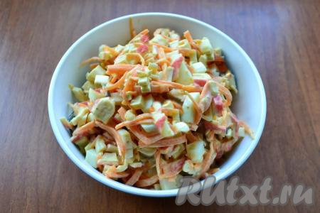 Майонез добавить в салат с корейской морковкой, яйцами и крабовыми палочками.&nbsp;Салат перемешать и, если понадобится, чуть посолить.
