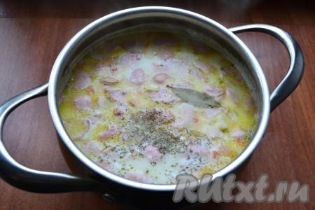 В конце добавить в суп измельченный чеснок, лавровый лист и немного сушеного укропа. 