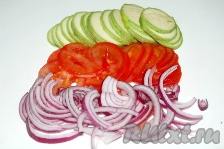 Нарезать овощи тонкими кругами.