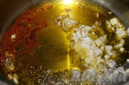 Для смазывания полуфабриката приготовить смесь. Смешать оливковое масло, соль, перец, душицу (орегано), мелко нарезанные лук с чесноком. Быстро обжарить смесь на сковородке, не более 1 минуты, лишь  до появления чесночного запаха.
