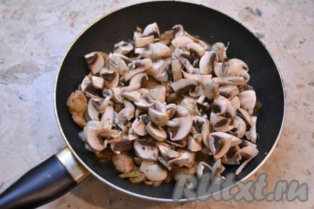 Добавить к мясу шампиньоны, перемешать и обжаривать все вместе еще около 5 минут.