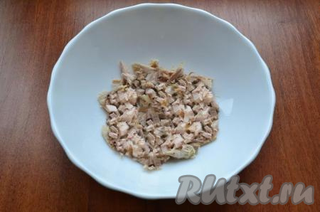 Вареное куриное мясо нарезать или разобрать на волокна.