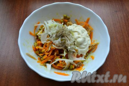 В салат из обжаренной моркови, курицы и горошка добавить лук, отжав его от маринада, майонез, соль и черный молотый перец.