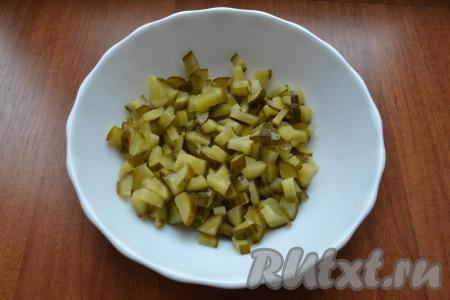 Соленые огурцы нарезать маленькими кубиками.