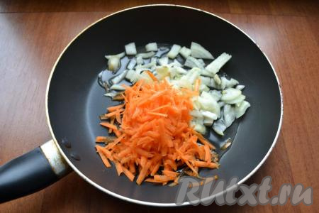 Морковь очистить и натереть на крупной терке, очищенный лук нарезать кусочками, поместить в сковороду, влить растительное масло.