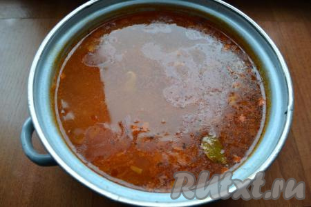 Когда картофель и рис будут почти готовы, выложить в кастрюлю заправку, добавить специи и лавровый лист. Суп перемешать и проварить на слабом огне 5-7 минут.