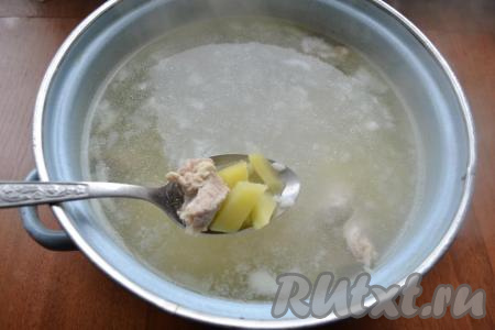 По истечении 30 минут к отваренному мясу добавить картофель и рис, варить еще 25 минут.