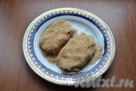 Затем мокрыми руками сформировать небольшие котлеты. Каждую котлетку обвалять в панировочных сухарях со всех сторон.