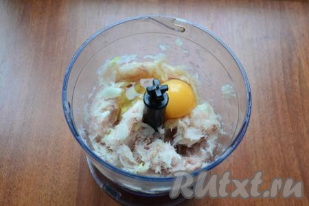 Измельчить немного рыбу с луком, добавить сырое яйцо.