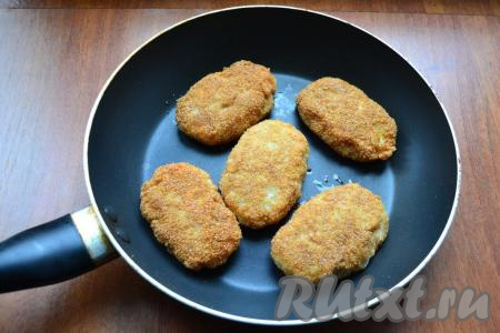 Рыбные котлеты выкладывать на сковороду, разогретую с растительным маслом, и жарить на среднем огне до румяности с двух сторон.