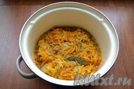 Тушить хека с морковью и луком на небольшом огне под крышкой 10 минут, затем добавить лавровый лист и продолжать тушение еще 5-7 минут.