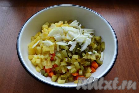Лук репчатый очистить и нарезать тонкими полукольцами, добавить его в салат.