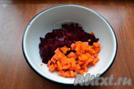 Морковь и свеклу очистить, нарезать кубиками.