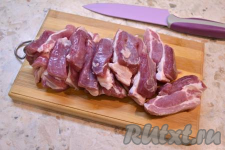 Нарезать ребрышки на части.