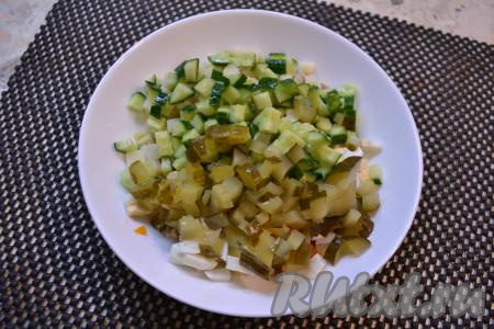 Маринованный и свежий огурцы нарезать такими же небольшими кубиками и добавить в салат.