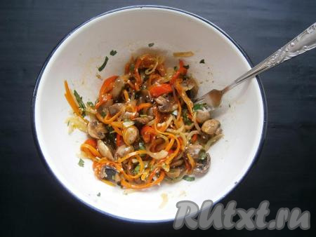 Все тщательно перемешать, посолить по вкусу, прикрыть посуду с закуской крышкой и поместить в холодильник на 2 часа.