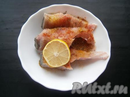Кусочки рыбки посолить, поперчить чесночным перцем, добавить лимонный сок, порошок карри, паприку, перемешать, чтобы специи равномерно распределились.