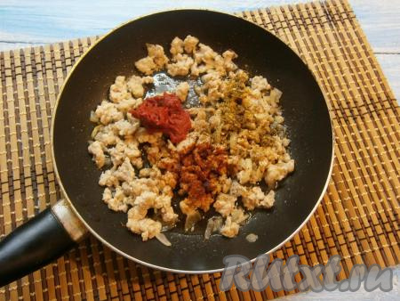 Обжарить фарш с луком, перемешивая и разбивая мясные комочки, до изменения цвета мяса, затем добавить томатную пасту, паприку, соль, черный и красный молотые перцы, специи для мяса.