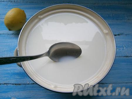 Молоко влить в кастрюлю, добавить по вкусу соль. Если сыр готовите для десерта, соль не добавляйте.