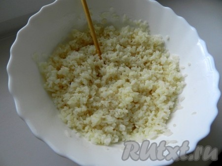 Готовый рис заправить соусом, перемешать деревянной палочкой. Накрыть салфеткой и оставить на 20 минут.