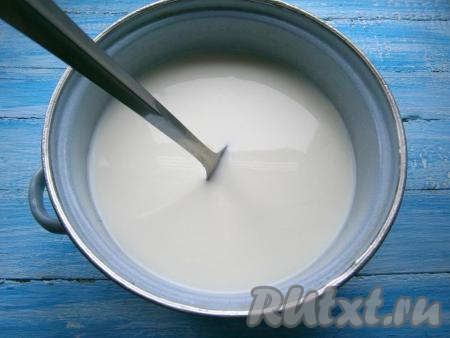 Молоко налить в кастрюлю, поставить на средний огонь.