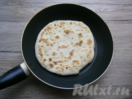Жарить каждую лепешку с сыром и зеленью на разогретой сухой сковороде на среднем огне до румяности с двух сторон. Лепешки жарятся быстро (по 1,5-2 минуты с каждой стороны).