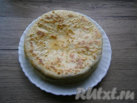 Все три лепешки сложить стопочкой.