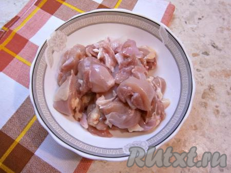 Мясо курицы нарезать средними кусочками.