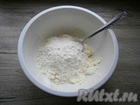 Всыпать муку.