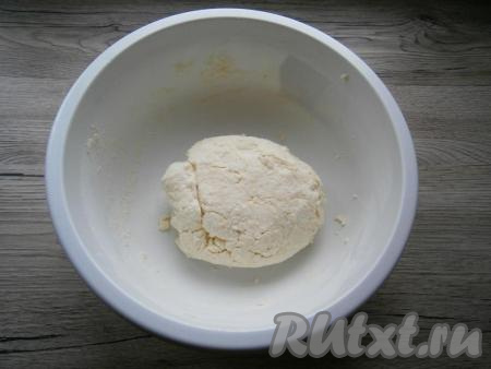 Замесить нежное и мягкое, чуть липнущее тесто, которое собрать в ком. Поместить тесто, обернув его пищевой пленкой, на 1 час в холодильник.