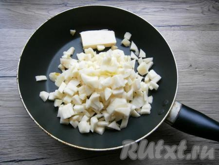 Для приготовления начинки яблоки, очищенные от кожуры и семян, нарезать маленькими кубиками, поместить в сковороду со сливочным маслом, сбрызнуть яблочки лимонным соком.