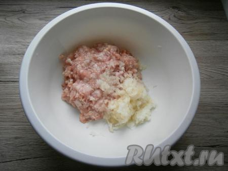 К фаршу добавить натертый на терке или перекрученный через мясорубку очищенный репчатый лук.