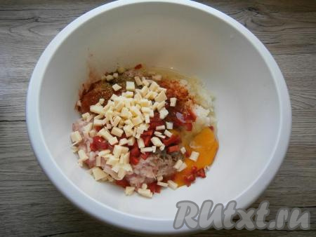 В фарш добавить сырое яйцо и нарезанный маленькими кубиками твердый сыр.