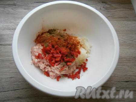 Далее добавить нарезанный небольшими кусочками болгарский перец, предварительно очищенный от семян, и паприку.