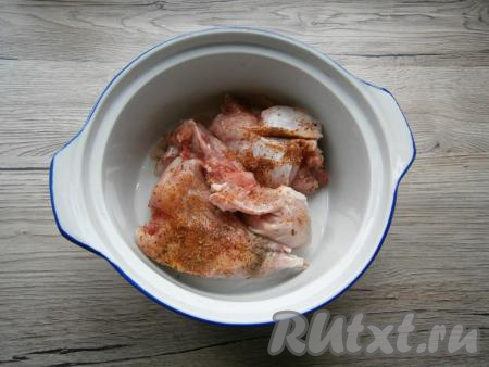 Мясо кролика поместить в форму для запекания или небольшую кастрюльку, пригодную для готовки в духовке.