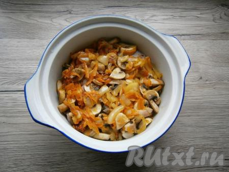 Сверху выложить овощи, обжаренные  с шампиньонами.