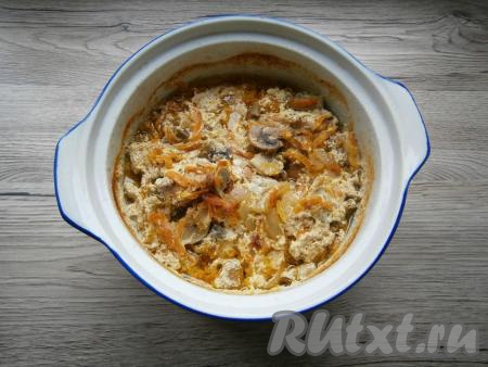 Накрыть кастрюльку крышкой (или фольгой) и поместить в разогретую до 170 градусов духовку на 1 час 20 минут. 