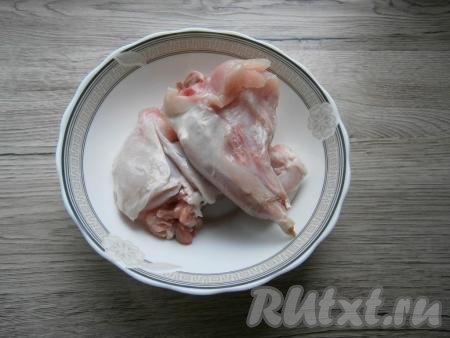 Тушку кролика порубить на части, вымыть, обсушить.