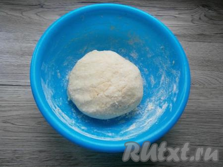 Замесить нежное и мягкое тесто, которое обернуть пленкой и поместить в холодильник на 1 час.