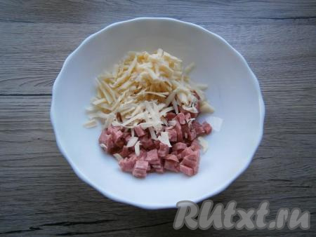 К колбасе, нарезанной маленькими кубиками, добавить сыр, натертый на средней терке.