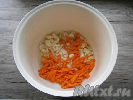 Очистить морковь и лук. В чашу мультиварки влить растительное масло, добавить нарезанный средними кусочками репчатый лук и морковь, нарезанную брусочками. Выставить программу "Выпечка" или "Жарка" на 20 минут. Помешивая овощи, жарить их 10 минут.